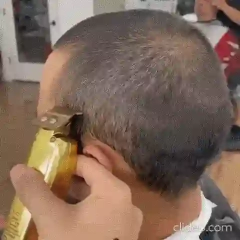 Dettaglio rasoio elettrico in uso per rifinire barba e capelli