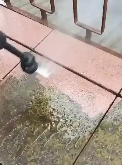 Pulizia pavimenti esterni con idropulitrice